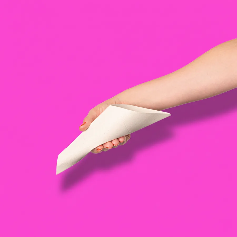 Mão segurando o Pipizito Descartável de papel