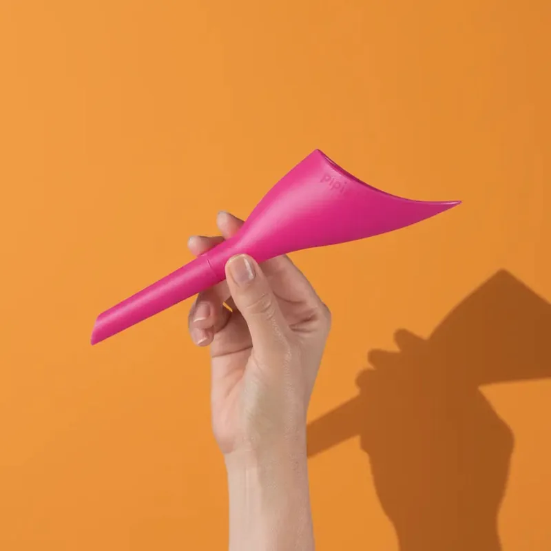 Mão segurando o Pipizito Reutilizável rosa